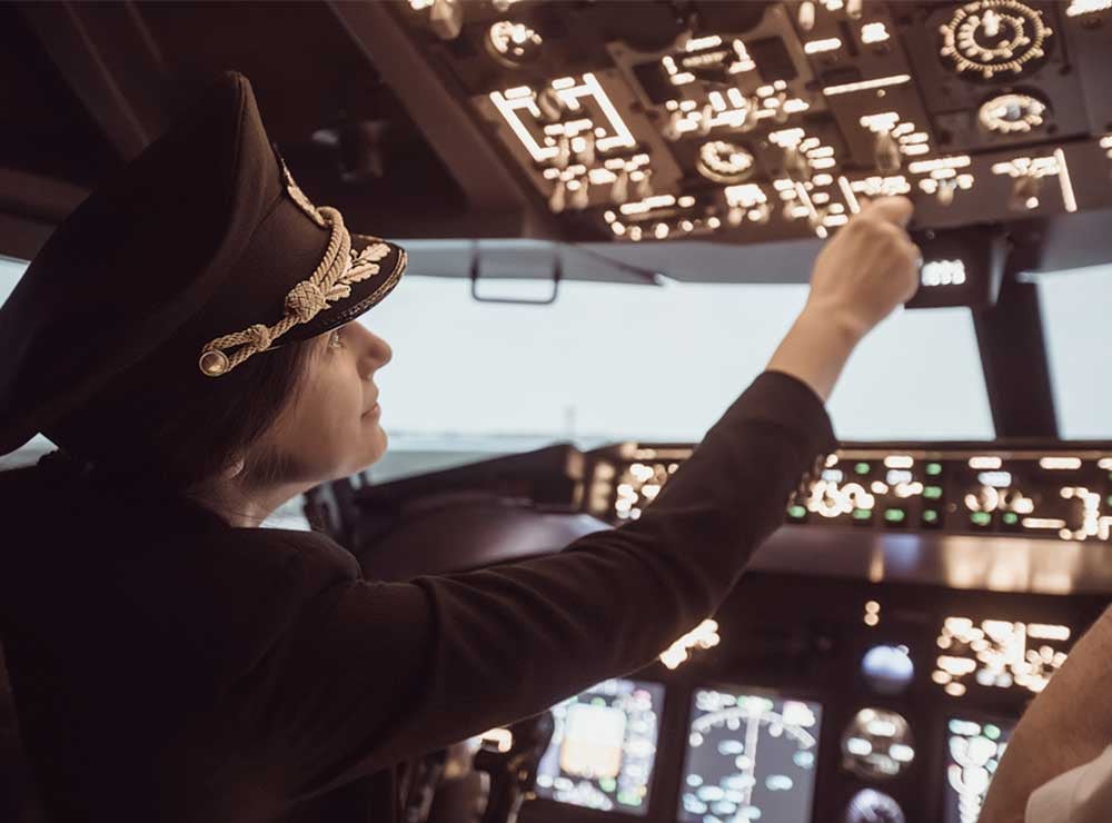 AIRLINE-PILOT-SHUTTERSTOCK-COCKPIT-AVIATRIX-FEMALE-CAPTAIN