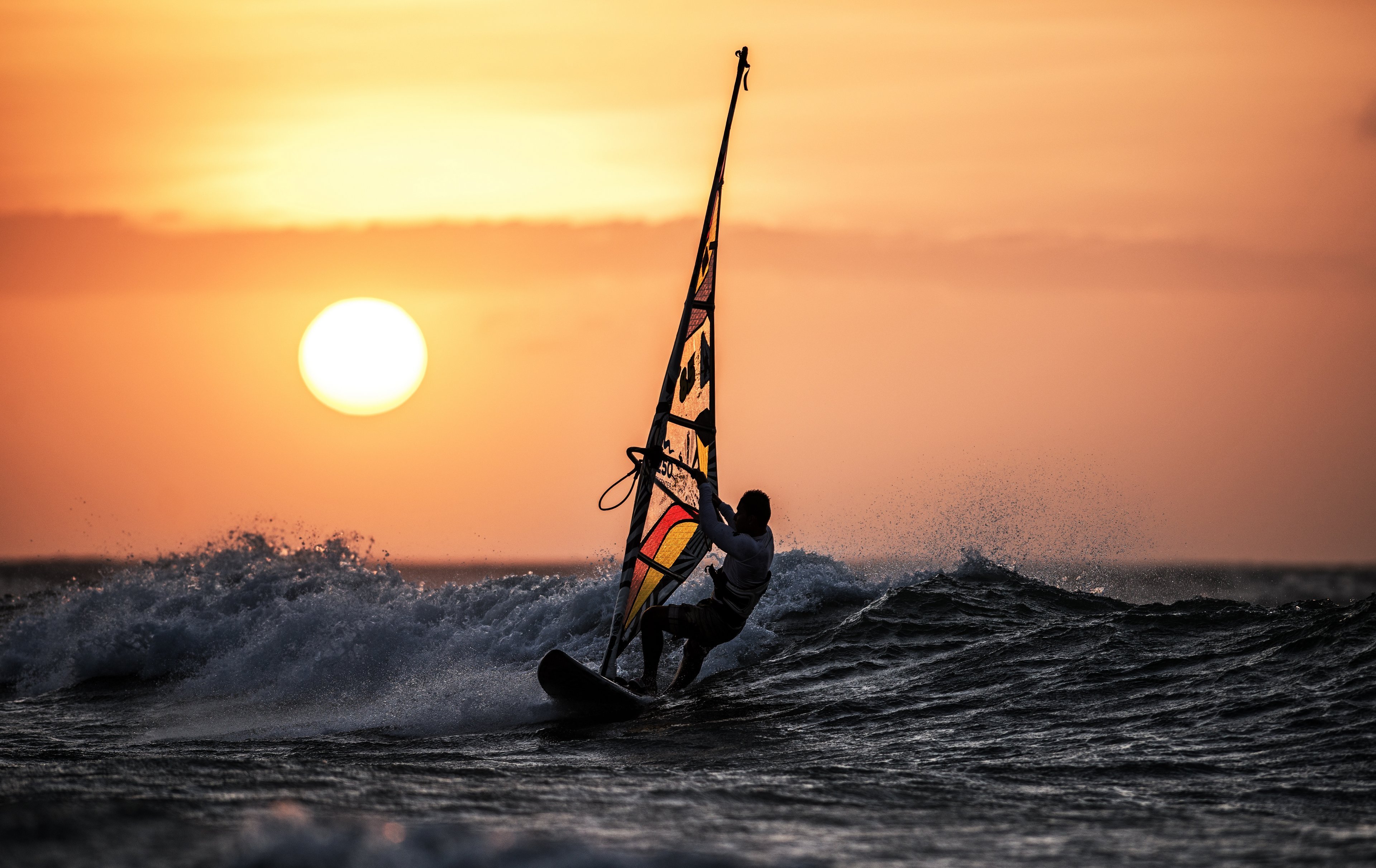 Windsurfing-surface-water-sport-wallpaper-4k-hd